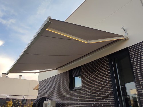 Instalación toldo cofre con led en Majadahonda